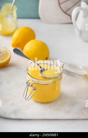 Cagliata di limone, salsa di limone fatta in casa o crema pasticcera in un vasetto Foto Stock