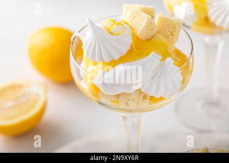 Parfait di limone con torta di libbra, cagliata di limone, panna montata e baci di meringa Foto Stock