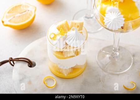 Parfait di limone con torta di libbra, cagliata di limone, panna montata e baci di meringa Foto Stock
