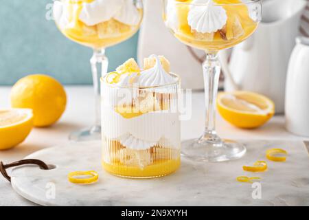 Parfait di limone con torta di libbra, cagliata di limone, panna montata e baci di meringa Foto Stock