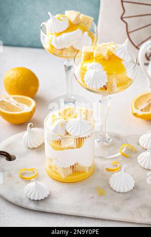 Parfait di limone con torta di libbra, cagliata di limone, panna montata e baci di meringa Foto Stock