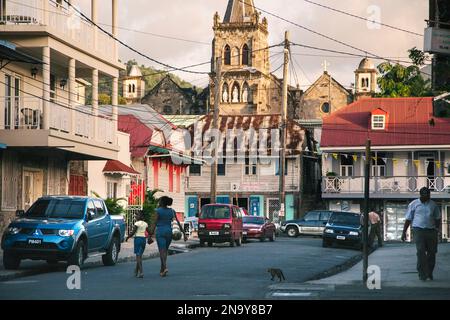 Scena di strada nella capitale Roseau sull'isola di Dominica nelle Indie occidentali; Roseau, Dominica, Indie occidentali Foto Stock