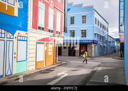 Scena di strada in un quartiere dello shopping di Bridgetown, la capitale delle Barbados; Bridgetown, Barbados Foto Stock