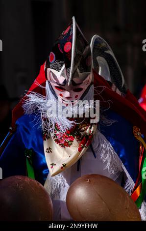 Xinzo de Limia, Spagna -02/13/2023 Pantalla la tradizionale maschera carnevale. Uno dei carnevali più popolari in Galizia, Entroido de Xinzo de Limia. Foto Stock