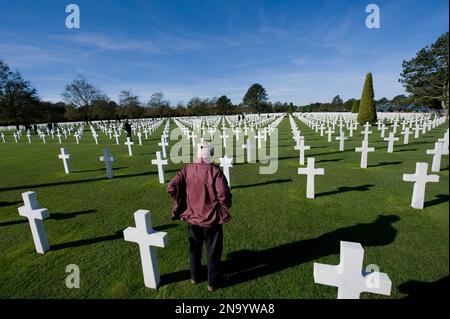 I turisti visitano il Cimitero militare americano in Normandia a Normany, Francia; Coleville-sur-Mer, Normandia, Francia Foto Stock