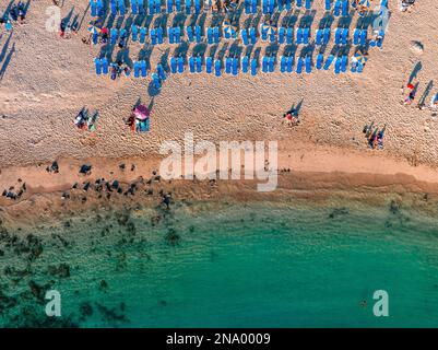 Splendido concetto di vacanza sulla spiaggia. Vista panoramica aerea Foto Stock