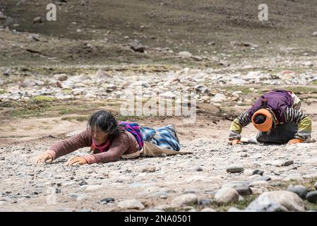 Pellegrini che prostrano intorno al Monte Kailash Foto Stock