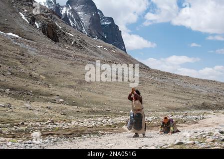 Pellegrini che prostrano intorno al Monte Kailash Foto Stock