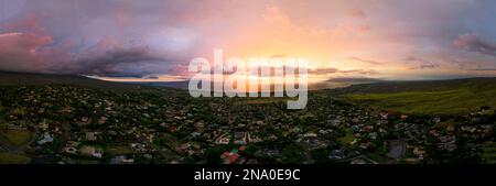 Vista panoramica delle abitazioni di Kihei e dell'Oceano Pacifico al tramonto a Kihei, Maui, Hawaii, USA; Kihei, Maui, Hawaii, Stati Uniti d'America Foto Stock