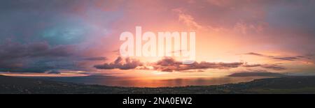 Vista panoramica del cielo rosa brillante al tramonto sull'Oceano Pacifico dalla città di Kihei, Maui, Hawaii, USA Foto Stock