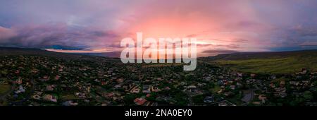 Vista panoramica delle abitazioni di Kihei e dell'Oceano Pacifico al tramonto a Kihei, Maui, Hawaii, USA; Kihei, Maui, Hawaii, Stati Uniti d'America Foto Stock