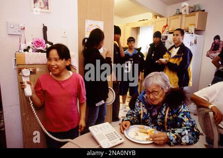 Gli Inuit si riuniscono in una casa: North Slope, Alaska, Stati Uniti d'America Foto Stock