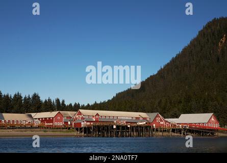 Hoonah Cannery nel villaggio di Tlinigit sull'isola di Chichagof, Alaska, Stati Uniti d'America; Chichagof Island, Alaska, Stati Uniti d'America Foto Stock