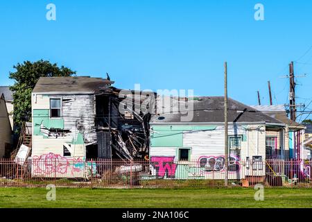 NEW ORLEANS, LA, USA - 5 FEBBRAIO 2023: Vista laterale completa della storica casa dei fucili da caccia camelback con la sezione centrale distrutta da un incendio nella città centrale Foto Stock