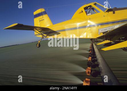 Una polvere di raccolto spruzza un campo di grano invernale con pesticidi; Pond Creek, Oklahoma, Stati Uniti d'America Foto Stock