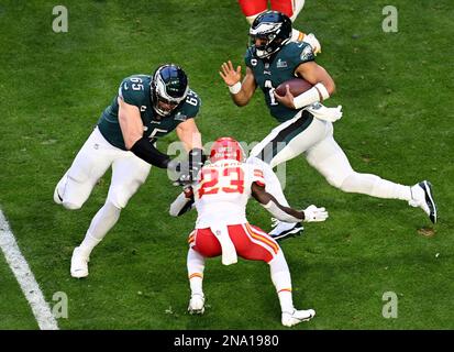 Glendale, Stati Uniti. 12th Feb, 2023. Jalen Hurts (1) passa davanti al Cornerback dei Kansas City Chiefs Joshua Williams (23) durante la prima metà del Super Bowl LVII allo state Farm Stadium di Glendale, Arizona, domenica 12 febbraio 2023. Foto di Jon SooHoo/UPI Credit: UPI/Alamy Live News Foto Stock