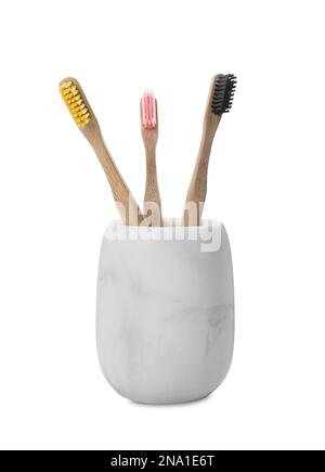 Spazzolini da denti in bambù in ceramica su sfondo bianco Foto Stock