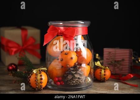 Composizione natalizia con palle di melanzana di mandarino su tavola di legno Foto Stock