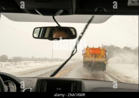 A seguito di una pala nevosa durante una tempesta di neve; Burwell, Nebraska, Stati Uniti d'America Foto Stock