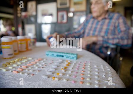 L'uomo anziano conta una settimana di pillole; Cortland, Nebraska, Stati Uniti d'America Foto Stock