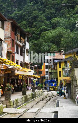 Fine dei binari del treno nel centro di Aquas Calientes, porta d'ingresso a Machu Picchu Foto Stock