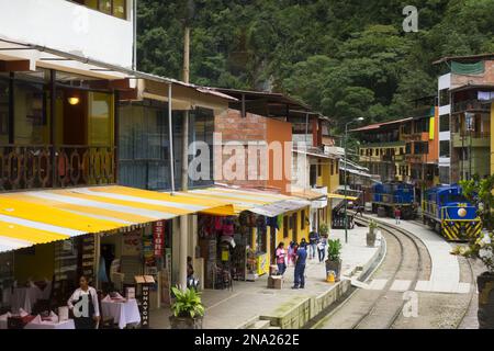 Fine dei binari del treno nel centro di Aquas Calientes, porta d'ingresso a Machu Picchu Foto Stock