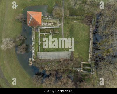 Veduta aerea del castello di Onod nella contea di Borsod, a forma quadrata, a quattro torri roccaforte, cielo nuvoloso Foto Stock