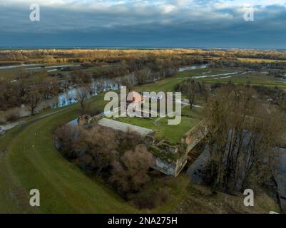 Veduta aerea del castello di Onod nella contea di Borsod, a forma quadrata, a quattro torri roccaforte, cielo nuvoloso Foto Stock