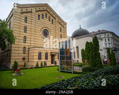 La Grande Sinagoga in Dohany Street, la più grande sinagoga in Europa e la seconda più grande del mondo, costruita tra il 1854 e il 1859 in Moorish R... Foto Stock