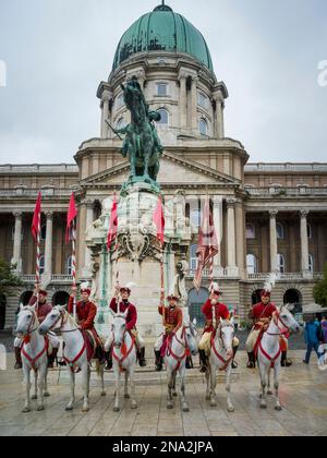 Cavalieri vestiti con bandiere rosse che portano al Castello di Buda nel quartiere del Castello di Buda; Budapest, Budapest, Ungheria Foto Stock