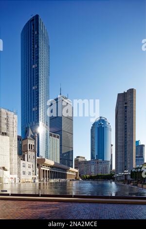 I grattacieli sovrastano il Christian Science Plaza di Boston. Da sinistra a destra: Uno Dalton, Prudential Tower, 111 Huntington e 177 Huntington. Foto Stock