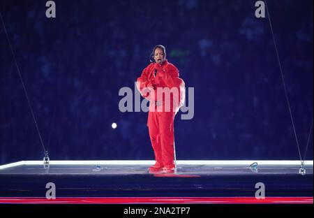 Glendale, Stati Uniti. 12th Feb, 2023. La Rihanna si esibisce a metà tempo durante il Super Bowl LVII tra le Eagles di Philadelphia e i Kansas City Chiefs allo state Farm Stadium di Glendale, Arizona, domenica 12 febbraio 2023. Foto di John Angelillo/UPI. Credit: UPI/Alamy Live News Foto Stock