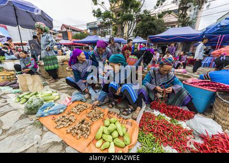 Donne hmong al mercato domenicale; Bac ha, Lao Cai, Vietnam Foto Stock