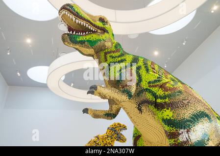 Dinosauro fatto di mattoni Lego, Lego House; Billund, Danimarca Foto Stock