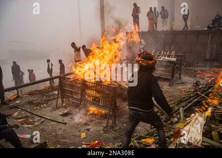 Varanasi, utter Pradesh, India. 13th Jan, 2023. Varanasi è una di esse e Varanasi è anche conosciuta come la città più antica dell'India. Secondo le fonti puraniche, ci sono cinque ghati chiave sul lungofiume che sono importanti a causa della loro associazione con una caratteristica distintiva della città Santa di Kashi: Assi Ghat, Dashashwamedh Ghat, Manikarnika Ghat, Panchganga Ghat, Rajendra Prasad Ghat, E Adi Keshav Ghat. (Credit Image: © Sudip Chanda/Pacific Press via ZUMA Press Wire) SOLO PER USO EDITORIALE! Non per USO commerciale! Foto Stock