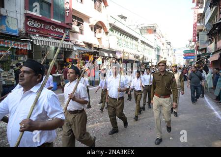 Ajmer, India. 12th Feb, 2023. Volontari del nazionalista indù Rashtriya Swayamsevak Sangh (RSS) che ha fatto una marcia in Ajmer. (Foto di Shaukat Ahmed/Pacific Press) Credit: Pacific Press Media Production Corp./Alamy Live News Foto Stock