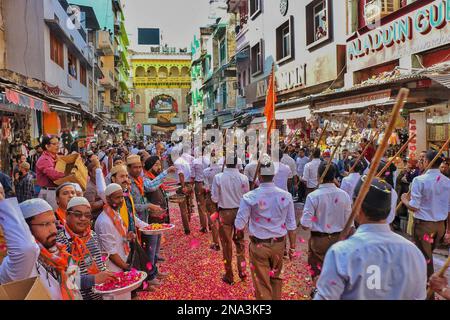 Ajmer, India. 12th Feb, 2023. Volontari del nazionalista indù Rashtriya Swayamsevak Sangh (RSS) che ha fatto una marcia in Ajmer. (Foto di Shaukat Ahmed/Pacific Press) Credit: Pacific Press Media Production Corp./Alamy Live News Foto Stock