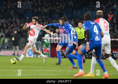 Khvicha Kvaratskhelia (77) SSC Napoli 1926 controlla la palla durante la Serie Italiana Una partita di calcio 2022/2023 tra Napoli e Cremonese il 12 febbraio 2023 allo Stadio Maradona di Napoli Foto Stock