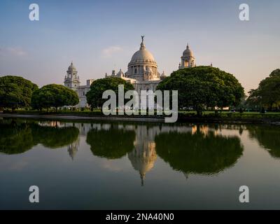 Il Victoria Memorial, dedicato alla memoria della regina Vittoria; Kolkata, Bengala Occidentale, India Foto Stock