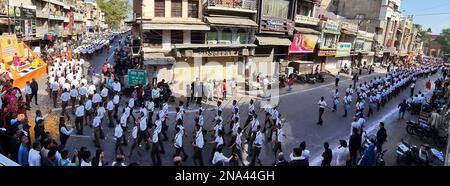 Ajmer, Rajasthan, India. 12th Feb, 2023. Volontari del nazionalista indù Rashtriya Swayamsevak Sangh (RSS) che ha fatto una marcia in Ajmer. (Credit Image: © Shaukat Ahmed/Pacific Press via ZUMA Press Wire) SOLO PER USO EDITORIALE! Non per USO commerciale! Foto Stock