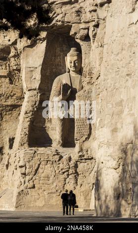 Statue buddiste scolpite alle Grotte di Yungang, antiche grotte del tempio buddista cinese vicino a Datong, Cina © Dosfotos/Axiom Foto Stock