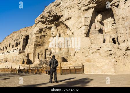 Statue buddiste scolpite alle Grotte di Yungang, antiche grotte del tempio buddista cinese vicino a Datong, Cina © Dosfotos/Axiom Foto Stock