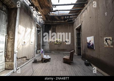 Edificio bruciato riutilizzato a Barrio Yungay; Santiago, regione metropolitana, Cile Foto Stock