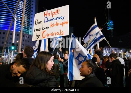 Tel Aviv, Israele. 11th Feb, 2023. Protestante tiene un cartello durante la manifestazione. Più di 130.000 persone hanno protestato a Tel Aviv contro il governo di estrema destra di Netanyahu ed è una controversa riforma legale. Credit: SOPA Images Limited/Alamy Live News Foto Stock