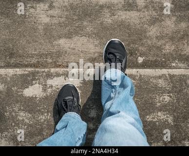Camminare lungo i gradini. Vista dall'alto. Foto Stock