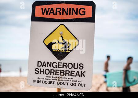 Un pericoloso segnale per un breve break sulla spiaggia nella costa nord di Oahu, Hawaii, Stati Uniti Foto Stock