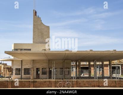 Fiat Tagliero Building, una stazione di servizio in stile futurista, progettata dall'ingegnere italiano Giuseppe Pettazzi nel 1938; Asmara, regione centrale, Eritrea Foto Stock