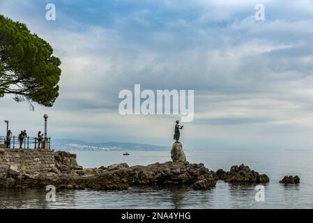 Fanciulla con la statua di Gabbiano; Opatija, Primorje-Gorski Kotar County, Croazia Foto Stock