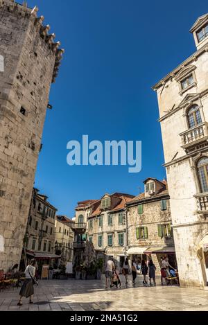 Vista di parte della torre ottogonale veneziana e del Palazzo Milesi in Piazza dei frutti, Spalato, Croazia © Dosfotos/Axiom Foto Stock