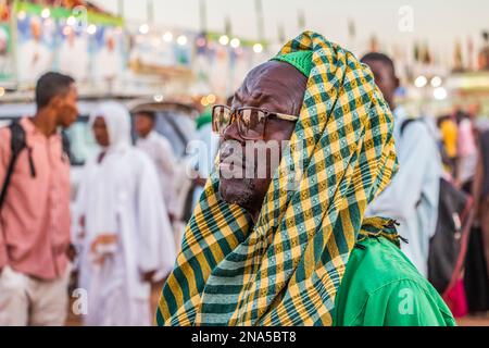 Derviscio sufi che assiste alla cerimonia devozionale del dhikr (ricordo di Allah) alla moschea di Hamid el-Nil; Omdurman, Khartoum, Sudan Foto Stock